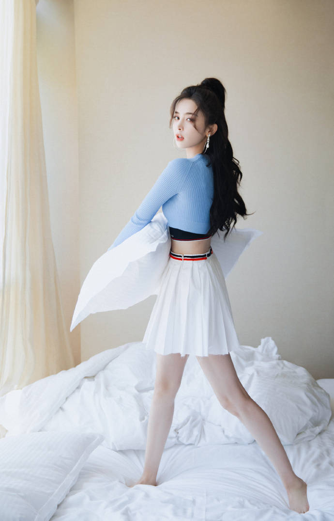 古力娜扎蓝色上衣搭百褶裙！大长腿性感迷人