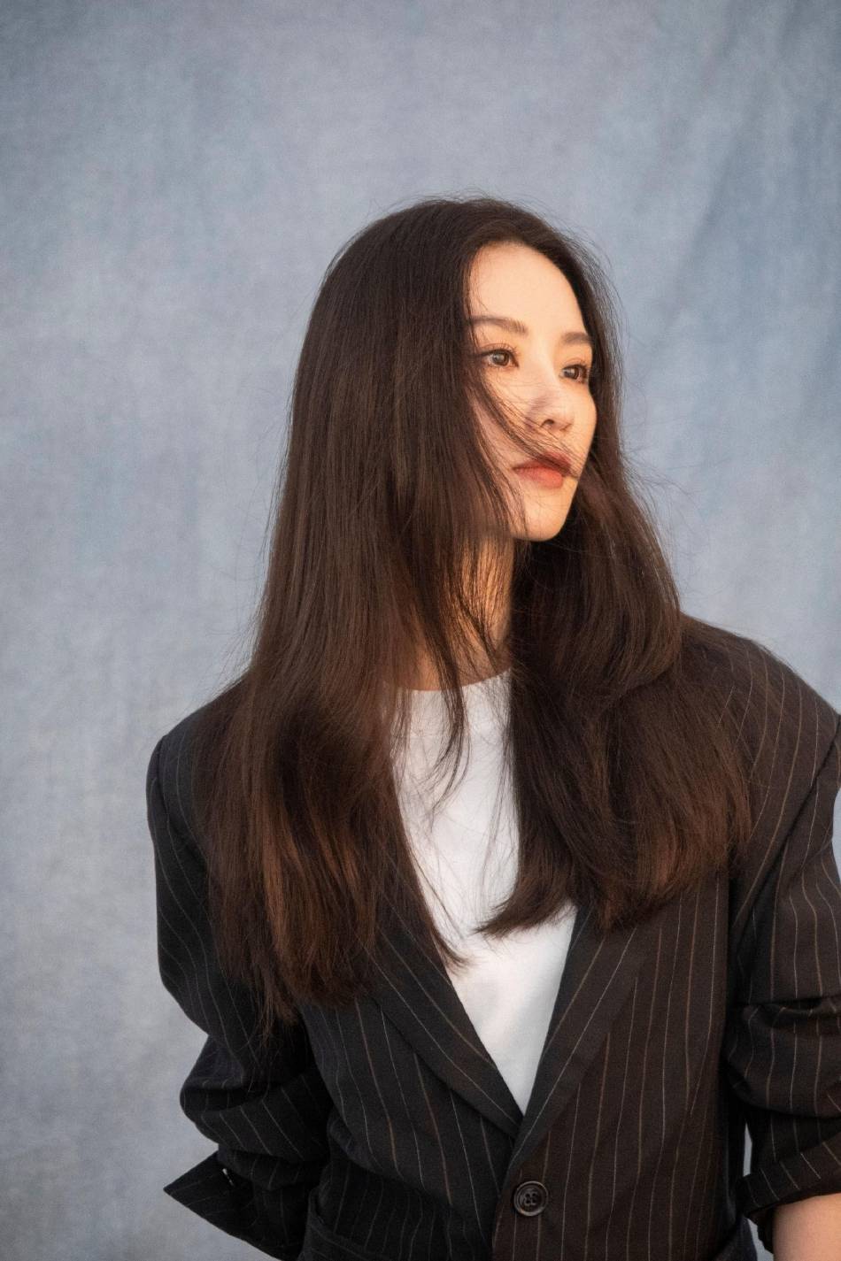 刘诗诗最新时尚写真太冷艳！朱唇红润美的令人心动