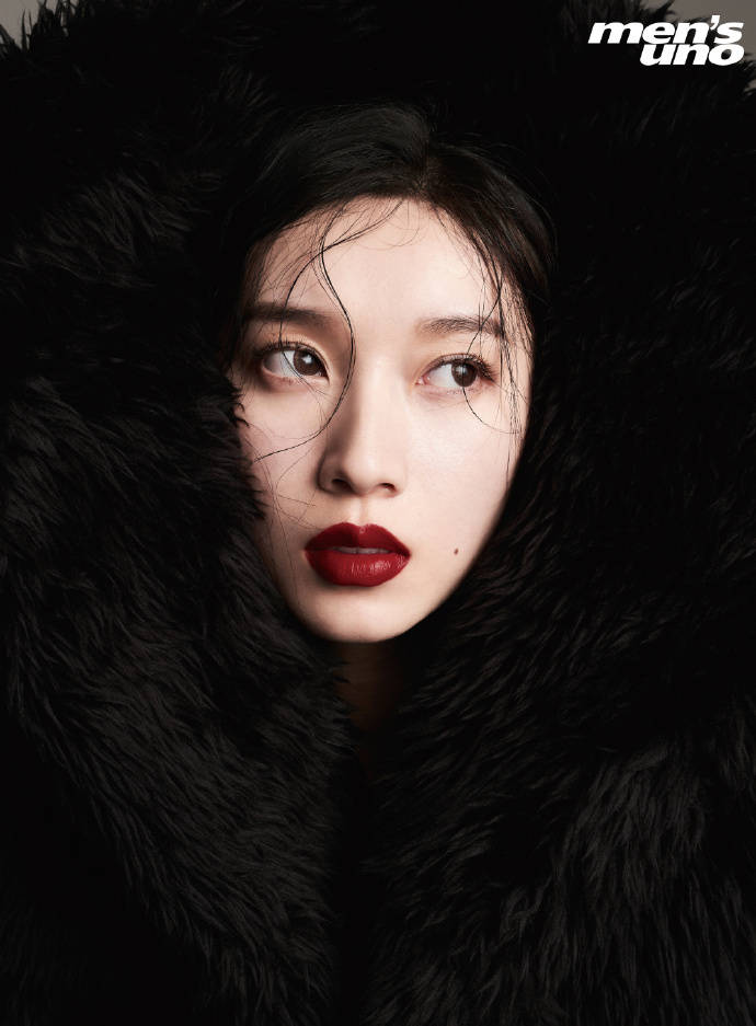 刘令姿杂志写真大秀美腿!肌肤白皙曼妙身材太性感撩人