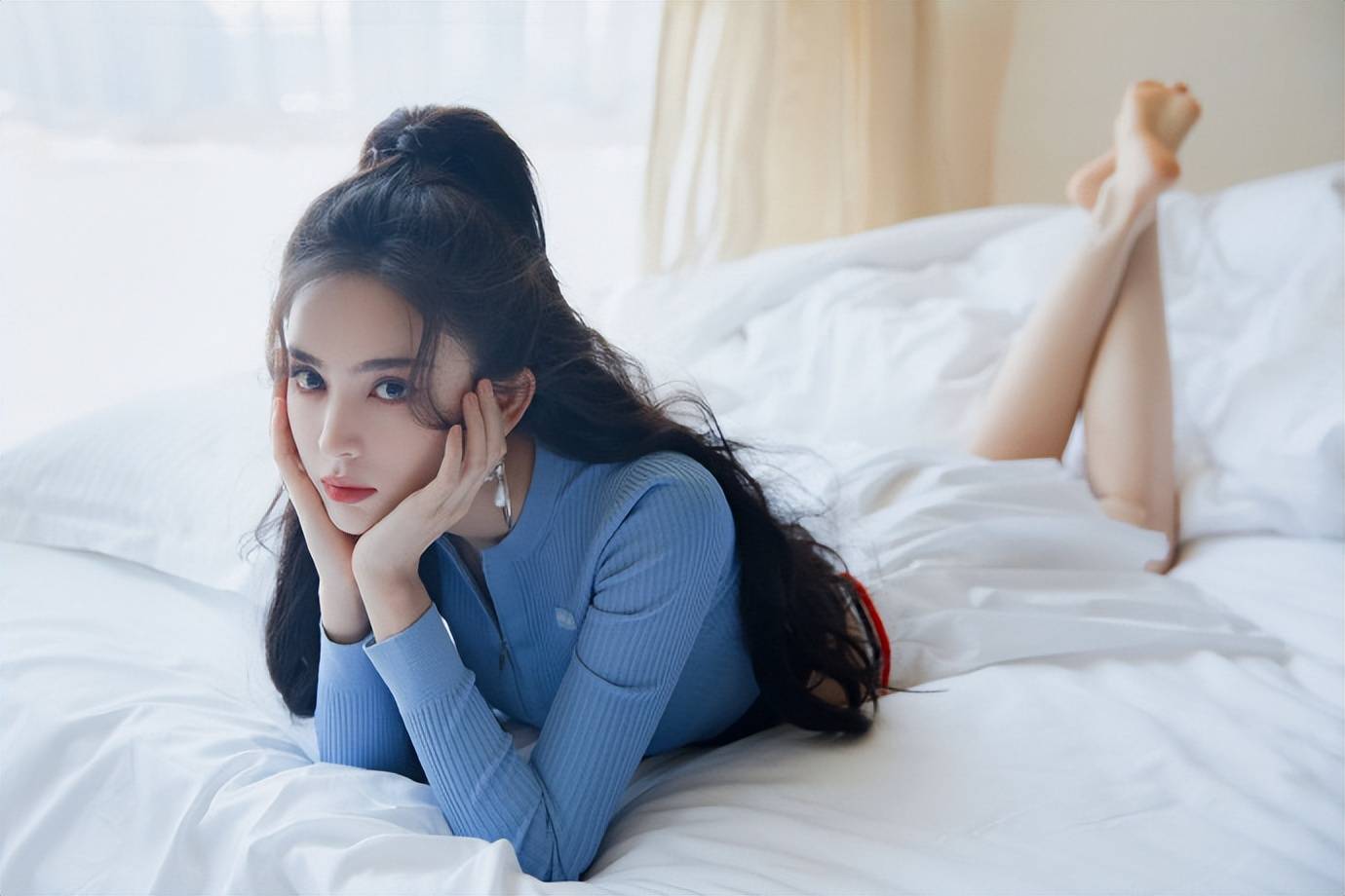 古力娜扎蓝色上衣搭百褶裙！大长腿性感迷人