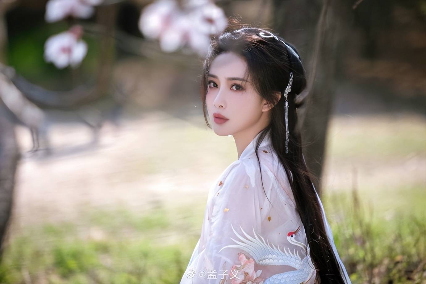 孟子义最新美图魅力十足!樱桃小嘴很撩人