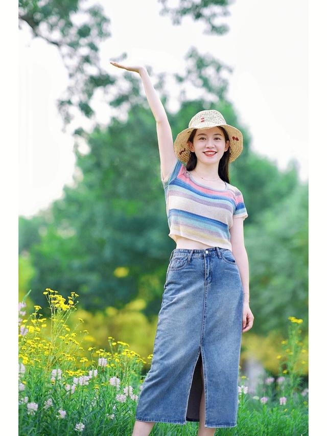 这才是普通女生该有的打扮，穿衣简约大气变身优雅高级