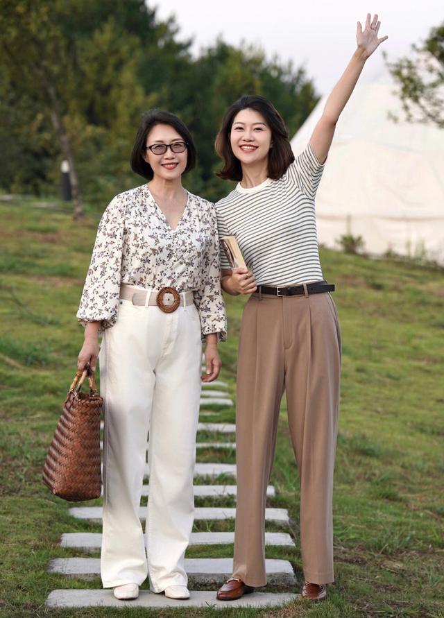 这才是普通女生该有的打扮，穿衣简约大气变身优雅高级