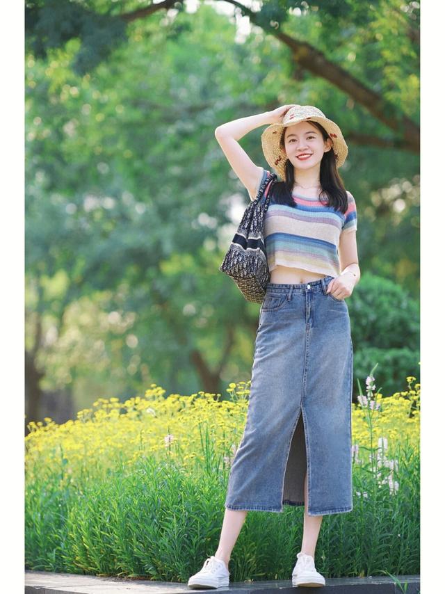 这才是普通女生该有的打扮，穿衣简约大气变身优雅高级