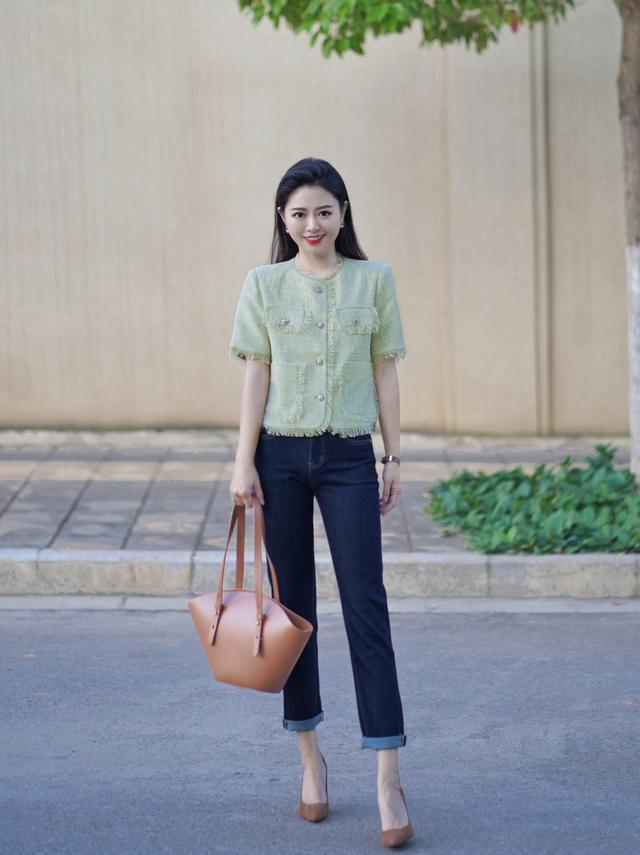 这才是普通女生该有的打扮，穿衣简约大气变身优雅高级