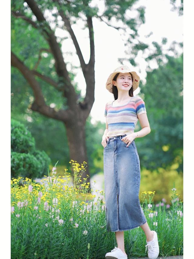 这才是普通女生该有的打扮，穿衣简约大气变身优雅高级