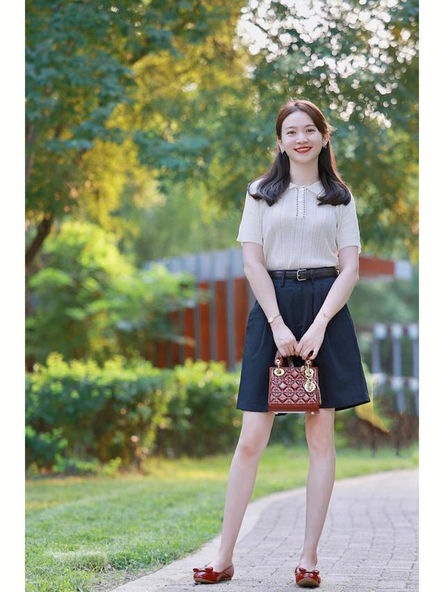 这才是普通女生该有的打扮，穿衣简约大气变身优雅高级