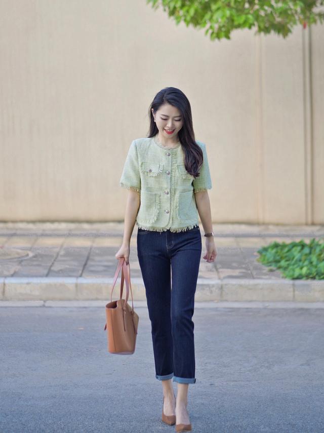 这才是普通女生该有的打扮，穿衣简约大气变身优雅高级