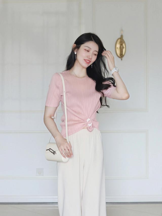 这才是普通女生该有的打扮，穿衣简约大气变身优雅高级