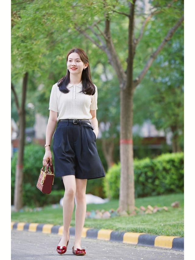 这才是普通女生该有的打扮，穿衣简约大气变身优雅高级