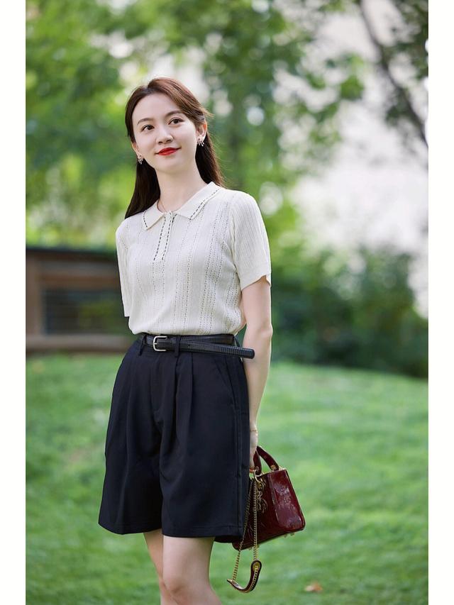 这才是普通女生该有的打扮，穿衣简约大气变身优雅高级