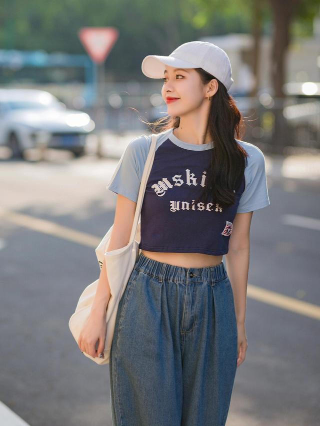 这才是普通女生该有的打扮，穿衣简约大气变身优雅高级