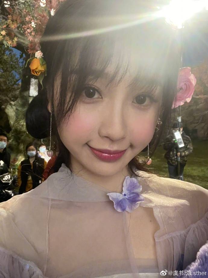 虞书欣发《苍兰诀》卖萌美图!娇憨可人美呆了