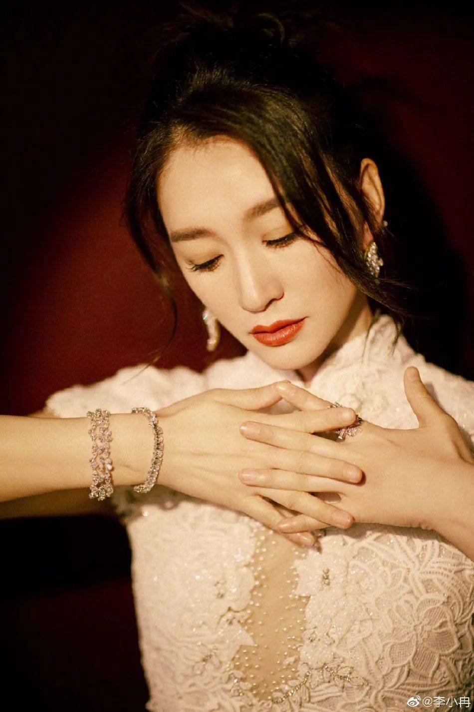 李小冉一袭白色蕾丝旗袍美呆了！魔鬼身材HOLD住眼球 时尚 第2张