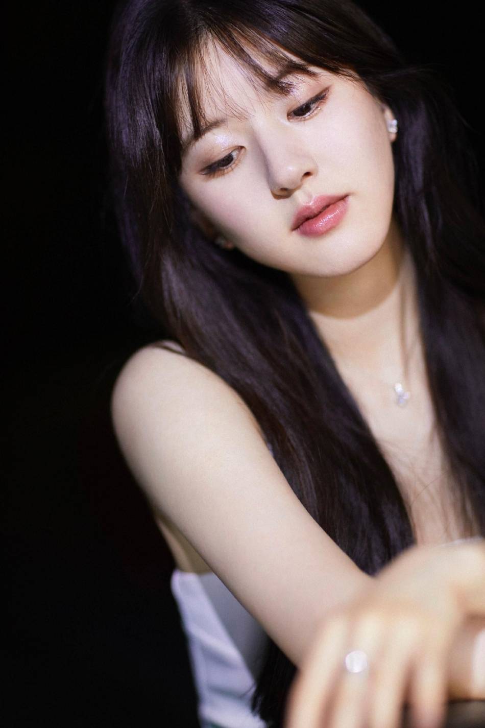 赵露思穿吊带白裙露香肩大美腿!灵气可爱娇艳动人