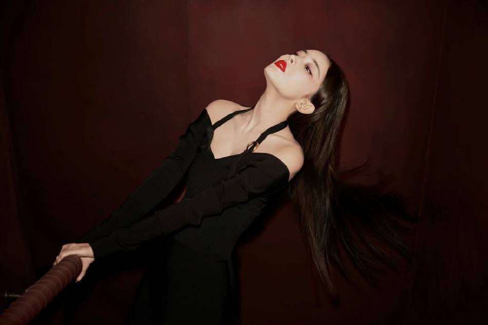 古力娜扎穿抹胸裙秀事业线！大长腿性感又迷人