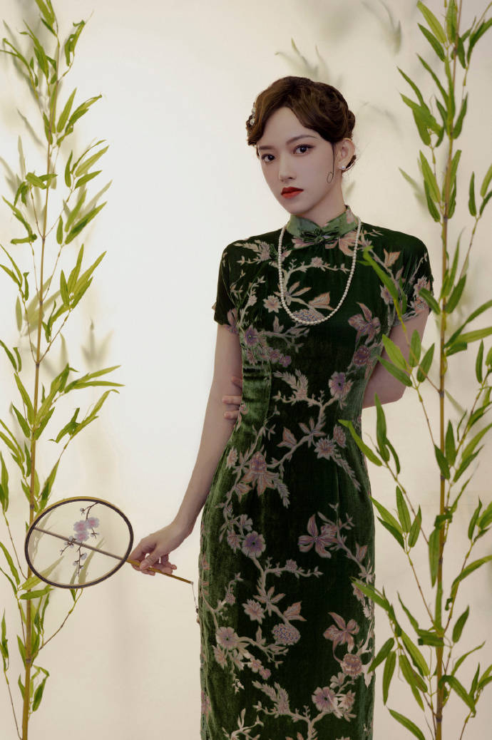 程潇旗袍写真尽显古典韵味!曼妙身材美得令人窒息