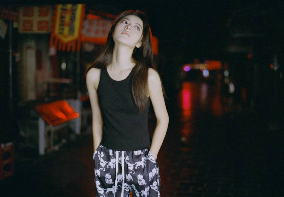 赵今麦黑色无袖背心大秀香肩!20岁生日氛围感写真魅力十足