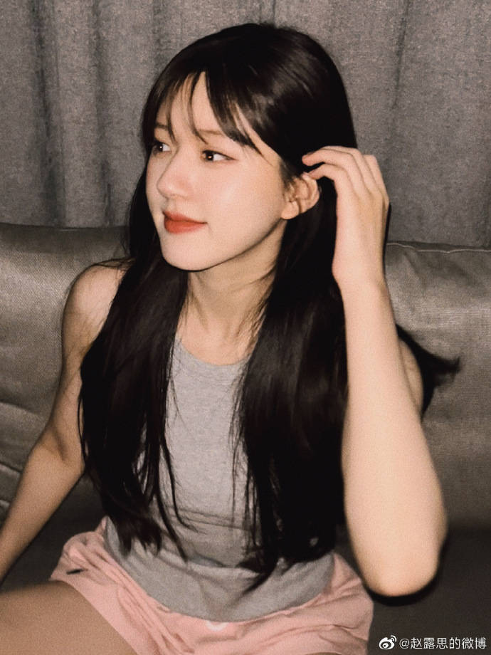 赵露思穿清凉背心秀纤细手臂大美腿!氧气感满满美的让人心动