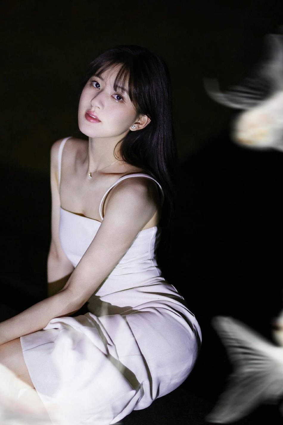 赵露思穿吊带白裙露香肩大美腿!灵气可爱娇艳动人