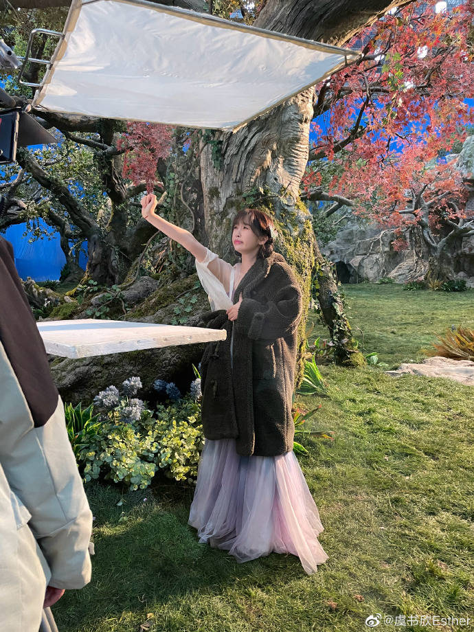 虞书欣发《苍兰诀》卖萌美图!娇憨可人美呆了