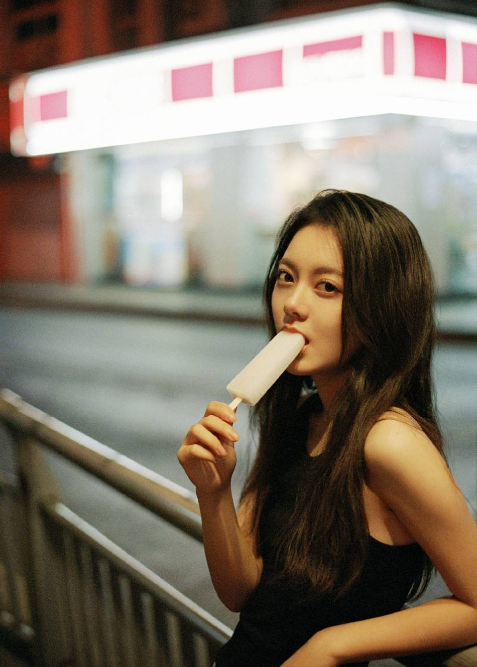 赵今麦黑色无袖背心大秀香肩!20岁生日氛围感写真魅力十足