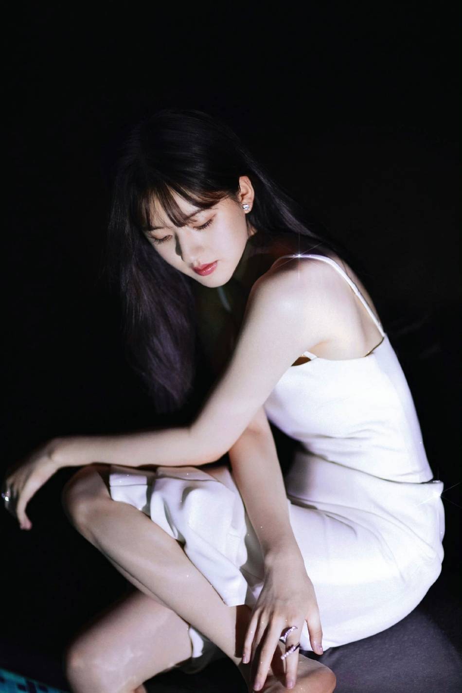 赵露思穿吊带白裙露香肩大美腿!灵气可爱娇艳动人