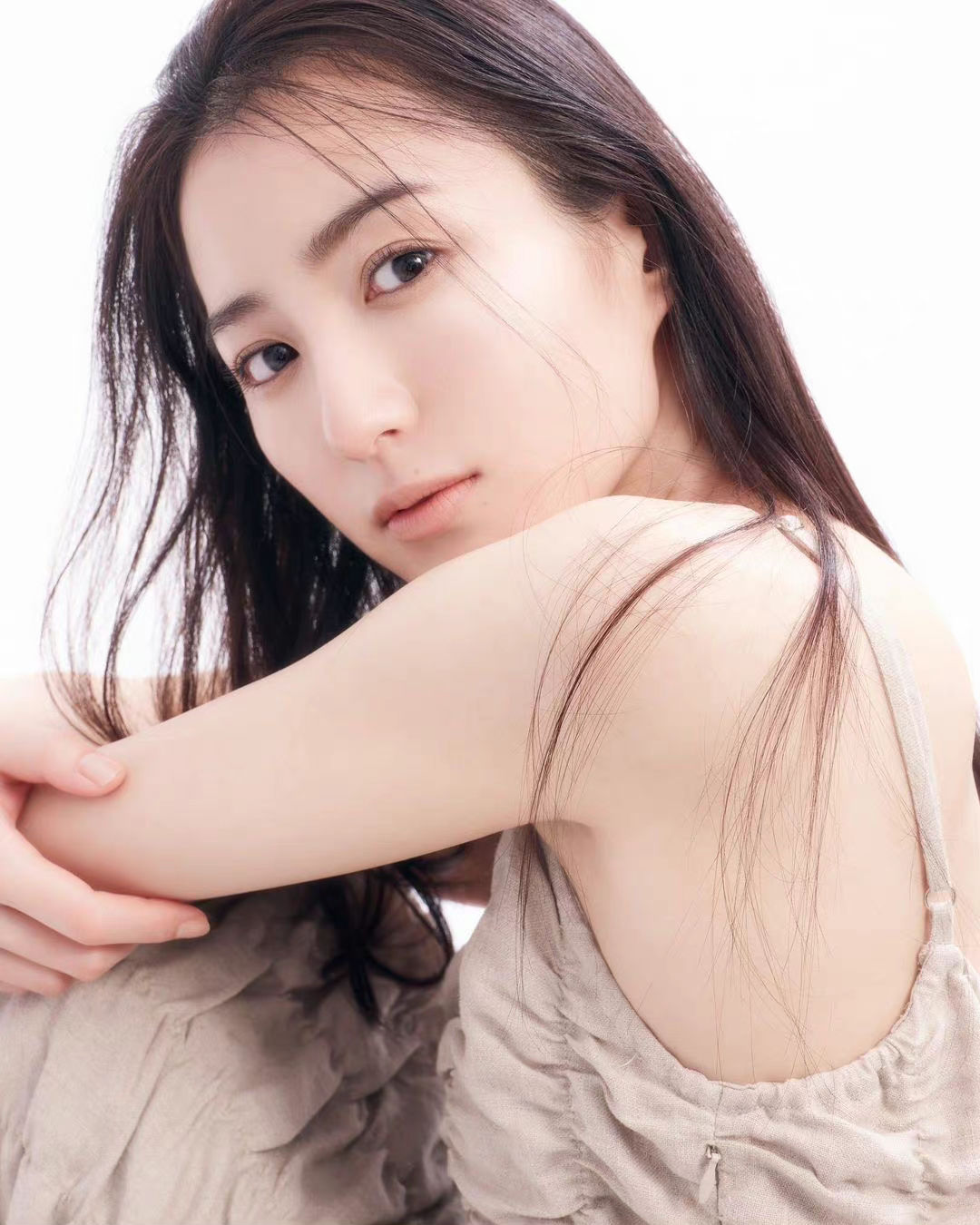 小女人的娇慵感!《高田里穗》迈向成熟风韵满溢的性感依旧不减!