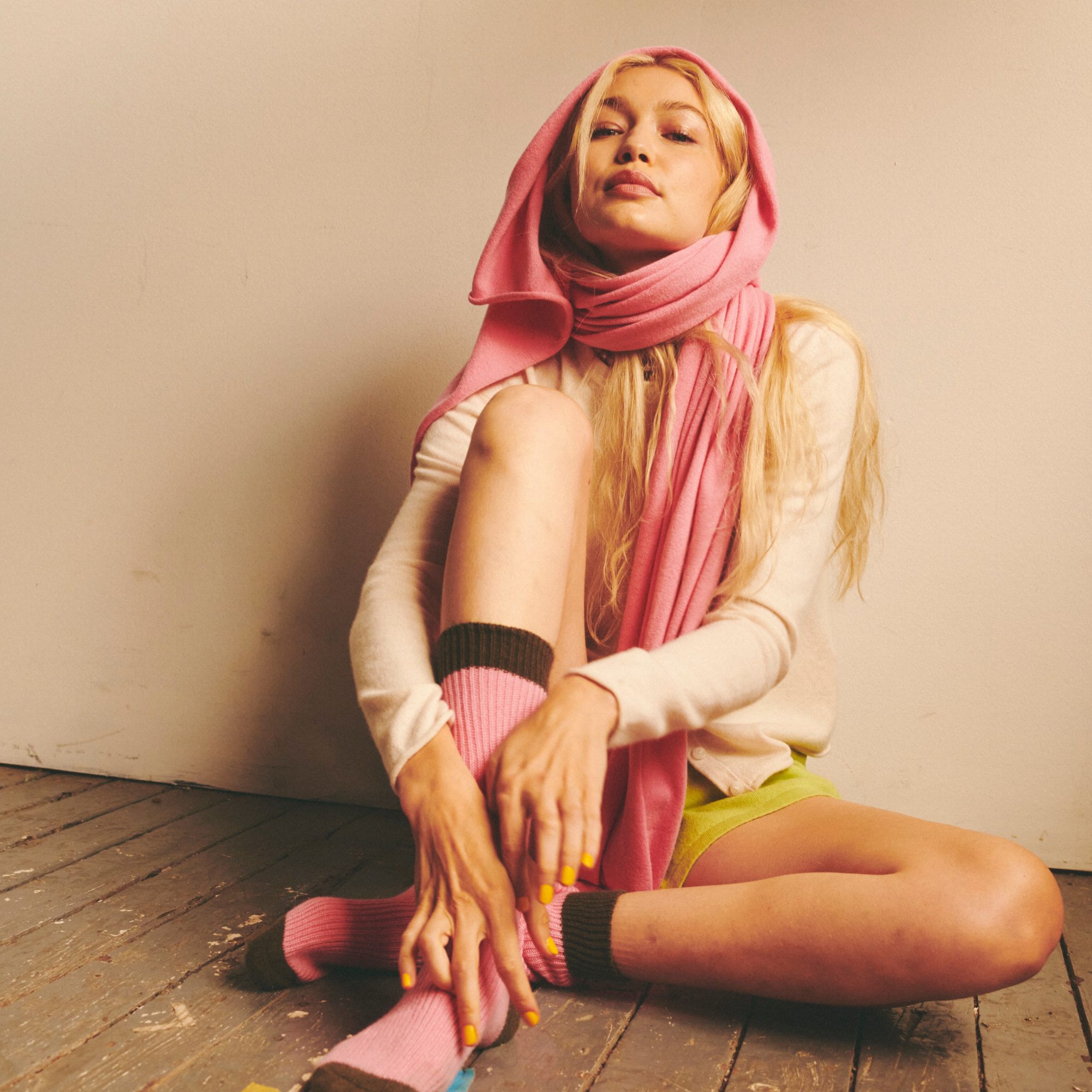 秋天针织衫来得正是时候!Gigi Hadid推出服饰品牌Guest In Residence