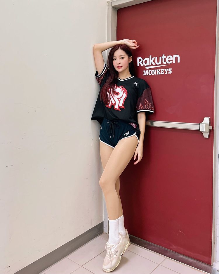 超甜女孩菲菲Aviva真理裤上阵,性感热舞被网友疯狂刷屏!