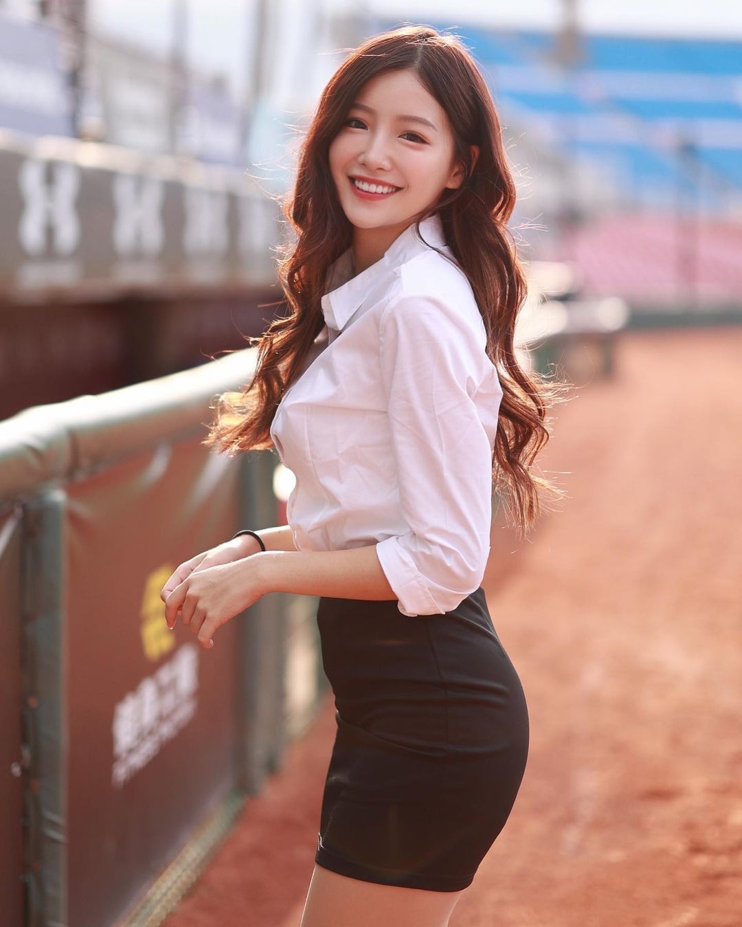 超甜女孩菲菲Aviva真理裤上阵，性感热舞被网友疯狂刷屏！