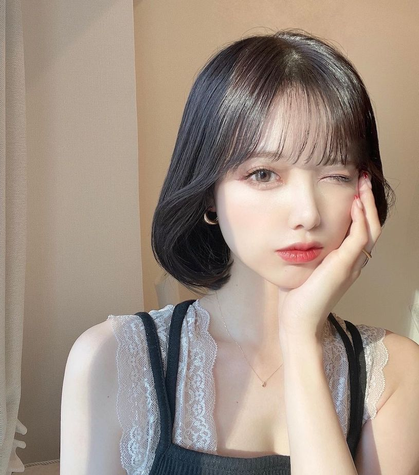 23岁的樱花小姐姐「眼睛大、曲线佳」，背心辣照视角太迷人！