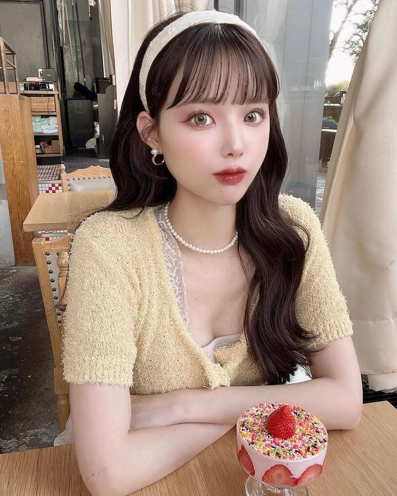 23岁的樱花小姐姐「眼睛大、曲线佳」，背心辣照视角太迷人！