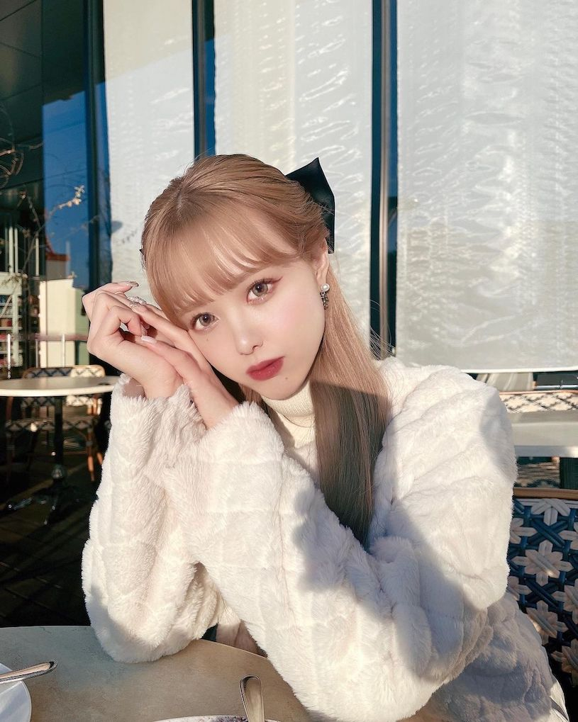 23岁的樱花小姐姐「眼睛大、曲线佳」，背心辣照视角太迷人！