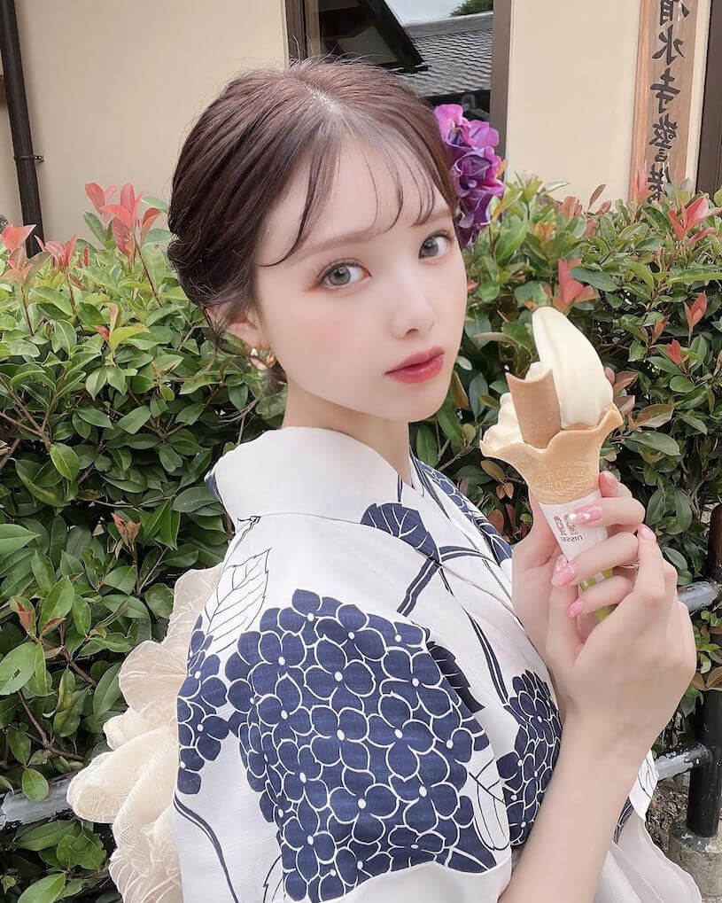 23岁的樱花小姐姐「眼睛大、曲线佳」，背心辣照视角太迷人！