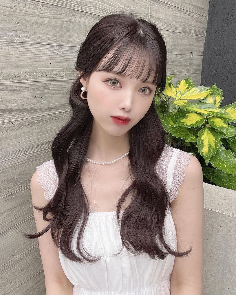 23岁的樱花小姐姐「眼睛大、曲线佳」，背心辣照视角太迷人！