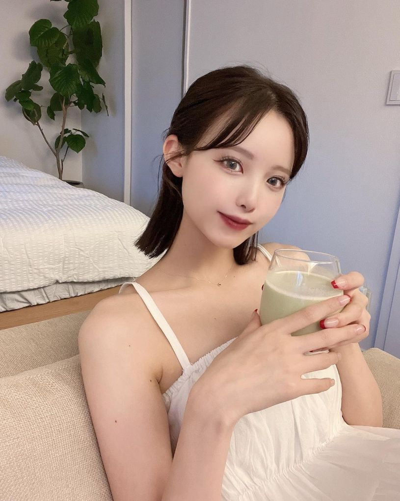 23岁的樱花小姐姐「眼睛大、曲线佳」，背心辣照视角太迷人！