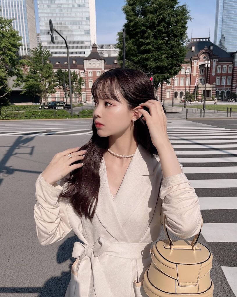 23岁的樱花小姐姐「眼睛大、曲线佳」，背心辣照视角太迷人！