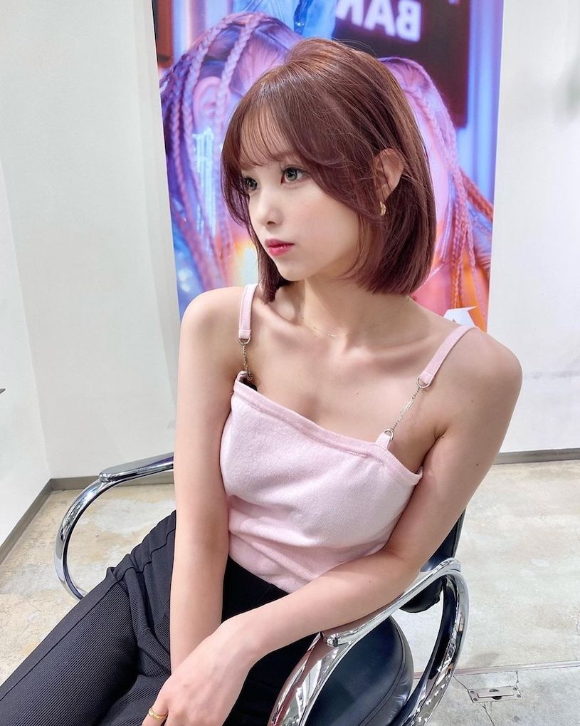 23岁的樱花小姐姐「眼睛大、曲线佳」，背心辣照视角太迷人！