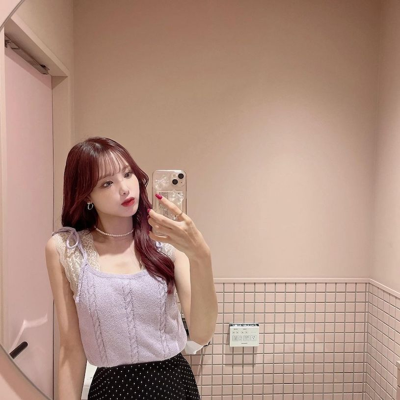 23岁的樱花小姐姐「眼睛大、曲线佳」，背心辣照视角太迷人！