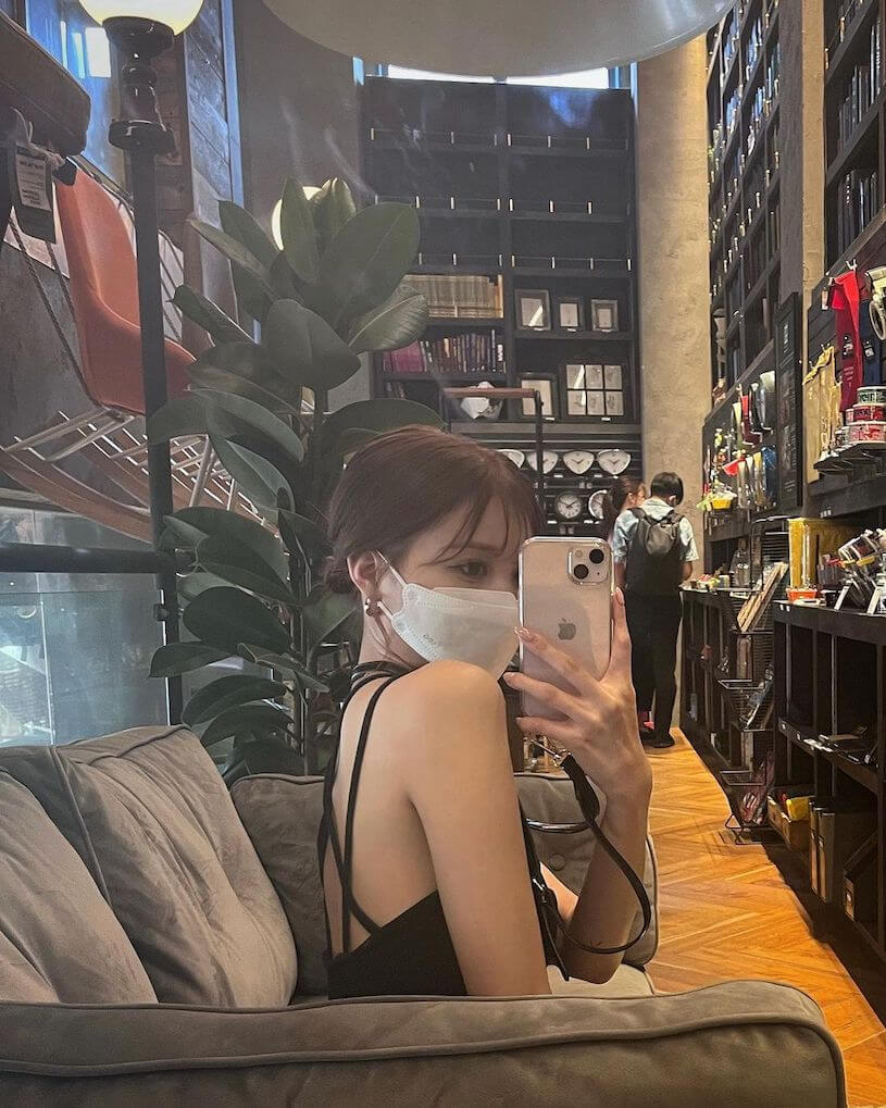 23岁的樱花小姐姐「眼睛大、曲线佳」，背心辣照视角太迷人！