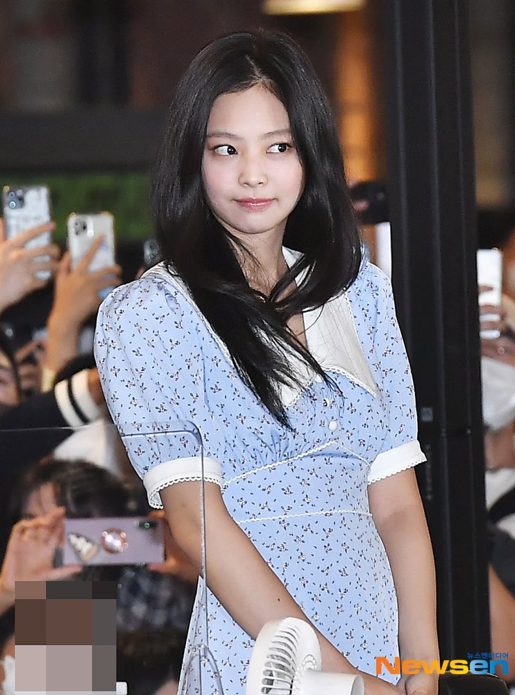 难得做一回甜妹:BLACKPINK穿碎花粉嫩色出席签名会