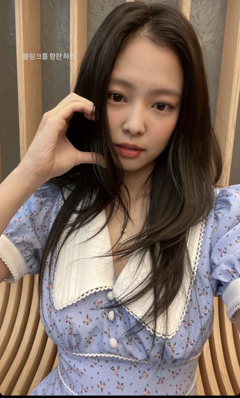 难得做一回甜妹:BLACKPINK穿碎花粉嫩色出席签名会