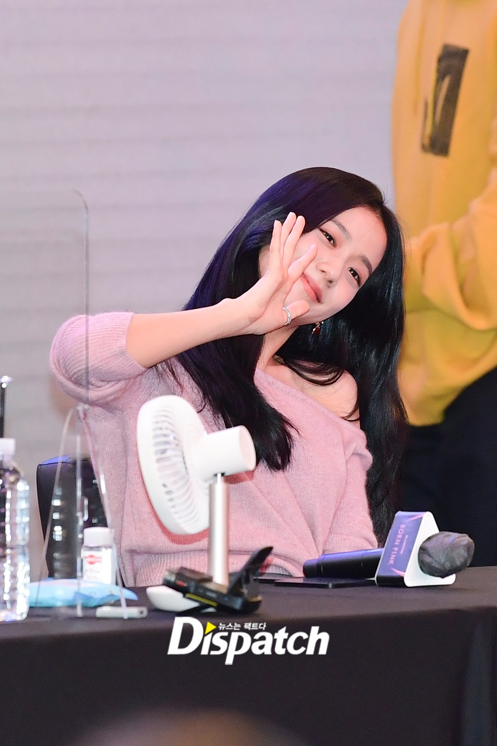 难得做一回甜妹:BLACKPINK穿碎花粉嫩色出席签名会