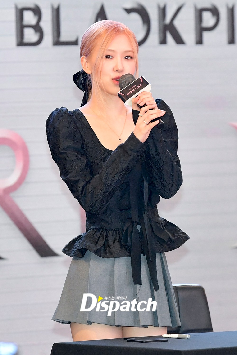 难得做一回甜妹:BLACKPINK穿碎花粉嫩色出席签名会