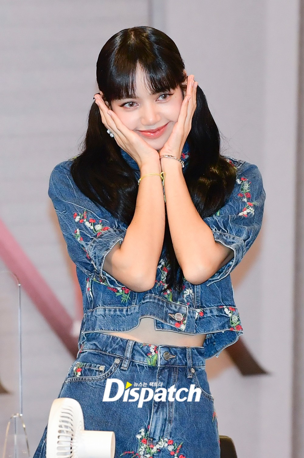 难得做一回甜妹:BLACKPINK穿碎花粉嫩色出席签名会