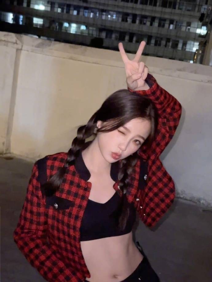 虞书欣穿短款露腰上衣大秀纤腰!肤白貌美性感撩人