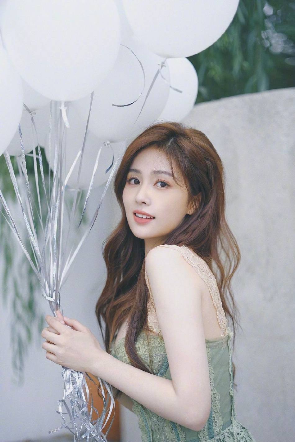 白鹿身穿翠绿色抹胸长裙大秀事业线！长发飘逸甜美可人