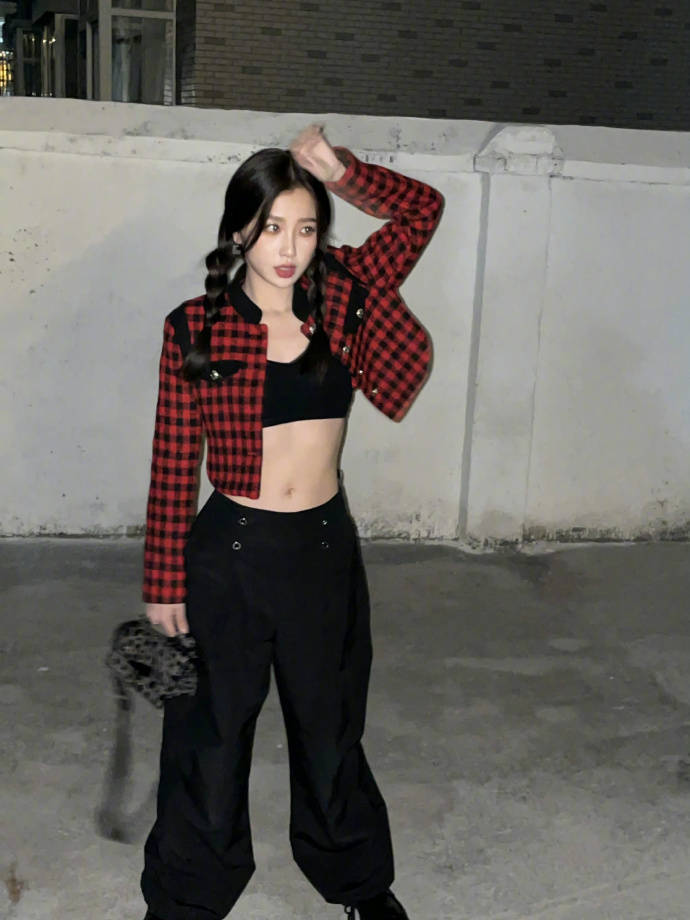 虞书欣穿短款露腰上衣大秀纤腰!肤白貌美性感撩人