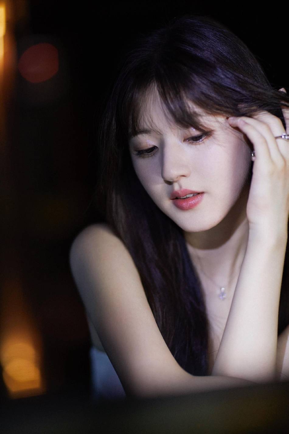 赵露思穿吊带白裙露香肩大美腿!灵气可爱娇艳动人